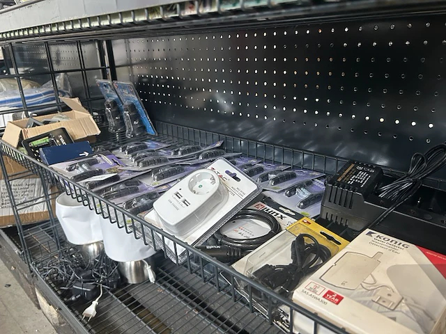 Partij (online) winkelvoorraad w.o. batterijladers w.o. konig, v-tac, varta, vapex - afbeelding 1 van  8