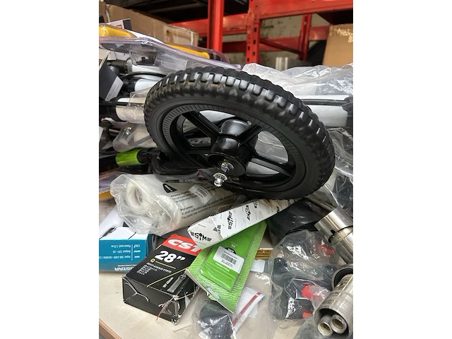 Partij (online) winkelvoorraad w.o. diverse fiets accessoires w.o. lynx, cst, bosch - afbeelding 4 van  9