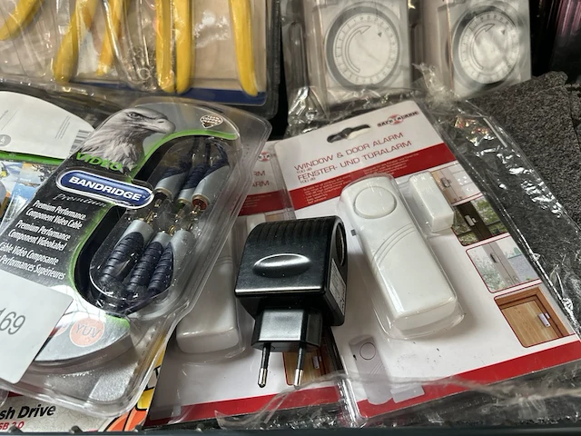 Partij (online) winkelvoorraad w.o. elektronica w.o. grundig, kinzo, konig, nedis, samsung - afbeelding 8 van  9