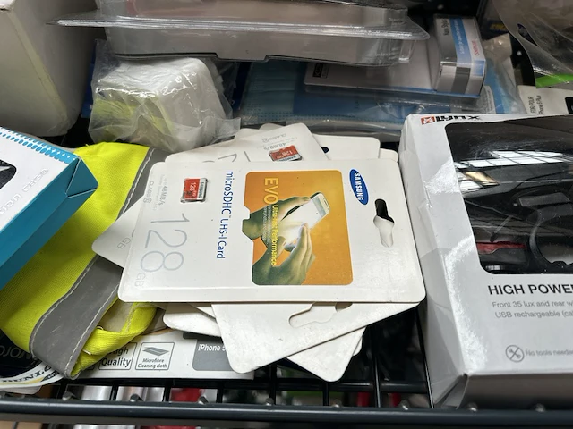 Partij (online) winkelvoorraad w.o. elektronica w.o. grundig, kinzo, konig, nedis, samsung - afbeelding 9 van  9