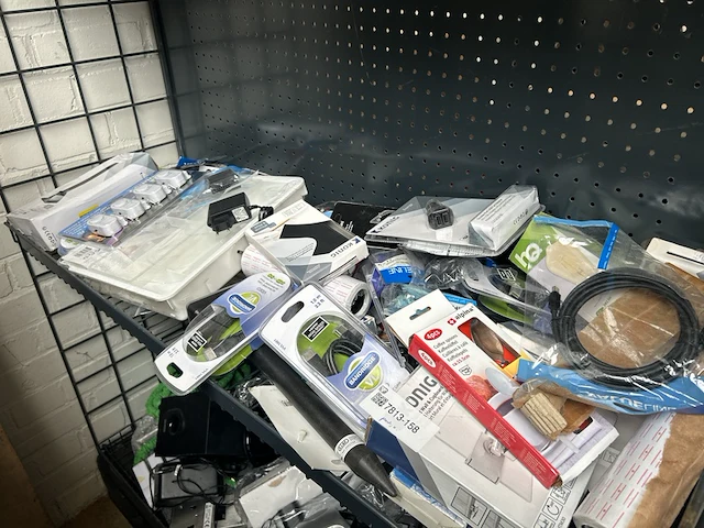 Partij (online) winkelvoorraad w.o. elektronica w.o. konig, bandridge, grundig, alpina - afbeelding 1 van  9
