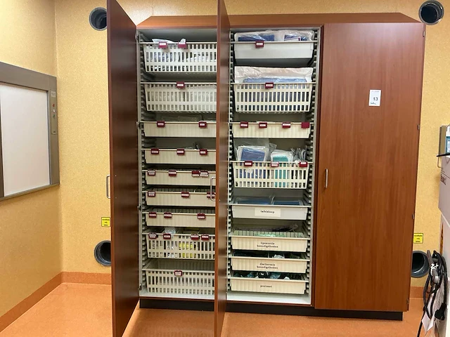 Partij operatiebenodigdheden - afbeelding 1 van  13