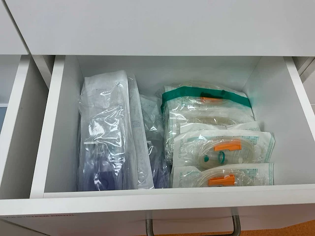 Partij operatiebenodigdheden - afbeelding 10 van  24