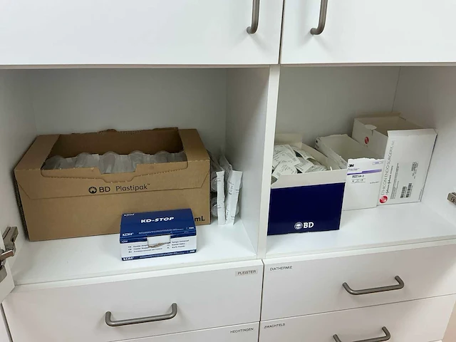 Partij operatiebenodigdheden - afbeelding 14 van  24