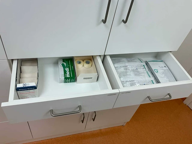 Partij operatiebenodigdheden - afbeelding 15 van  24