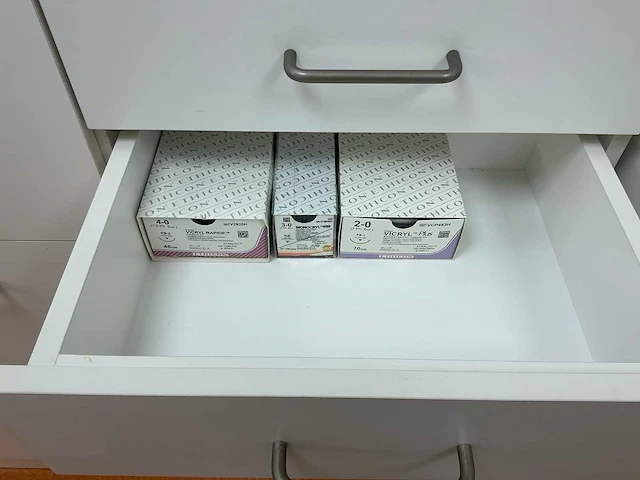 Partij operatiebenodigdheden - afbeelding 16 van  24