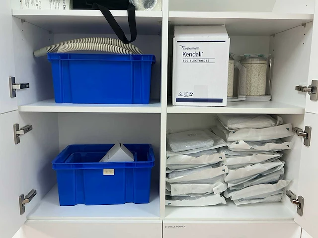 Partij operatiebenodigdheden - afbeelding 2 van  24