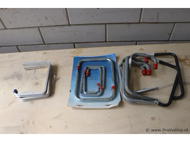 Partij ophanghaken, diverse soorten en maten o.a. 21x15cm - afbeelding 1 van  6
