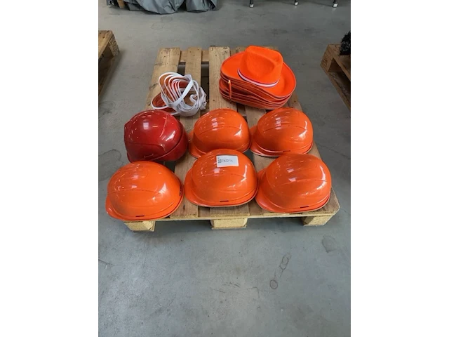 Partij oranje hoeden, zonnekleppen en bouwhelmen - afbeelding 1 van  4