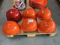 Partij oranje hoeden, zonnekleppen en bouwhelmen - afbeelding 1 van  4
