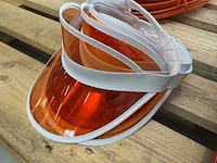 Partij oranje hoeden, zonnekleppen en bouwhelmen - afbeelding 2 van  4