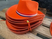 Partij oranje hoeden, zonnekleppen en bouwhelmen - afbeelding 3 van  4