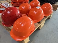 Partij oranje hoeden, zonnekleppen en bouwhelmen - afbeelding 4 van  4
