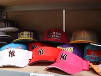 Partij original snapback petten - diverse kleuren - 30 stuks - afbeelding 1 van  9
