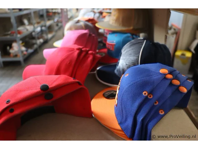 Partij original snapback petten - diverse kleuren - 34 stuks - afbeelding 7 van  7