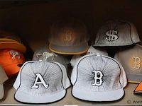 Partij original snapback petten - diverse kleuren - 34 stuks - afbeelding 1 van  8