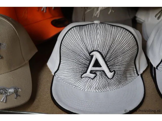 Partij original snapback petten - diverse kleuren - 34 stuks - afbeelding 4 van  8