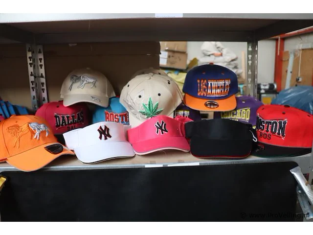 Partij original snapback petten - diverse kleuren - 38 stuks - afbeelding 1 van  6