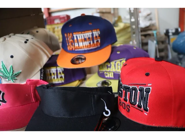 Partij original snapback petten - diverse kleuren - 38 stuks - afbeelding 2 van  6