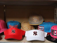 Partij original snapback petten - diverse kleuren - 40 stuks - afbeelding 1 van  7