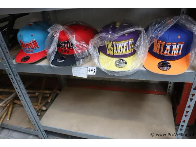 Partij original snapback petten - diverse kleuren - 44 stuks - afbeelding 1 van  7