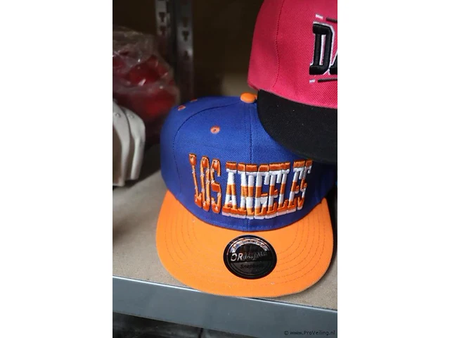 Partij original snapback petten - diverse kleuren - 55 stuks - afbeelding 7 van  9
