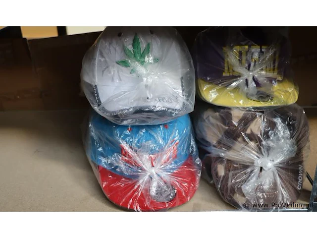 Partij original snapback petten - diverse kleuren - 58 stuks - afbeelding 1 van  5