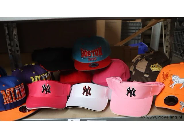 Partij original snapback petten - diverse kleuren - 58 stuks - afbeelding 1 van  8