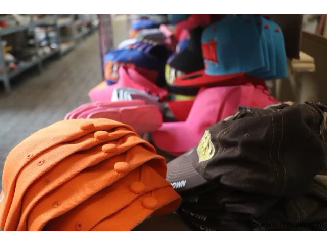 Partij original snapback petten - diverse kleuren - 58 stuks - afbeelding 2 van  8