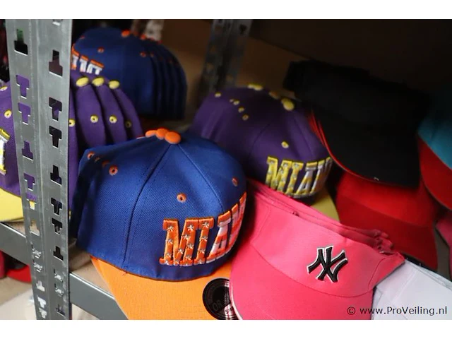 Partij original snapback petten - diverse kleuren - 58 stuks - afbeelding 7 van  8