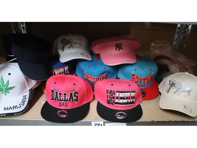 Partij original snapback petten - diverse kleuren - 74 stuks - afbeelding 1 van  6