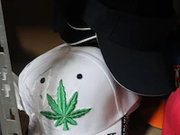Partij original snapback petten - diverse kleuren - 74 stuks - afbeelding 5 van  6