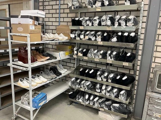 Partij (orthopedische) schoenen + stellage - afbeelding 1 van  7