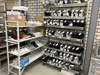 Partij (orthopedische) schoenen + stellage - afbeelding 1 van  7