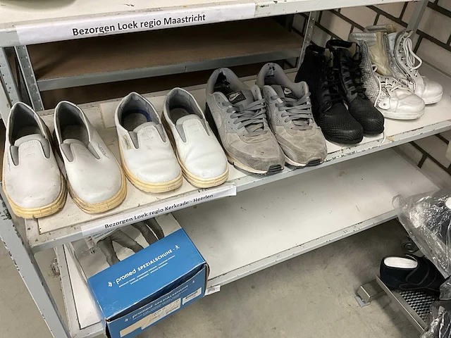 Partij (orthopedische) schoenen + stellage - afbeelding 2 van  7