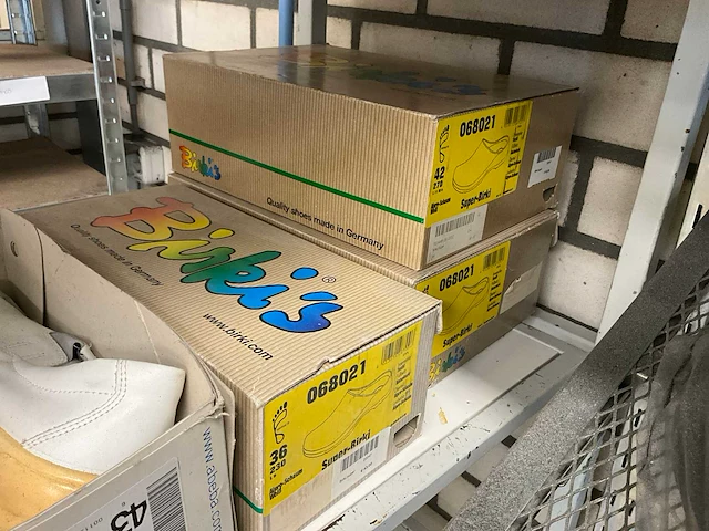 Partij (orthopedische) schoenen + stellage - afbeelding 3 van  7