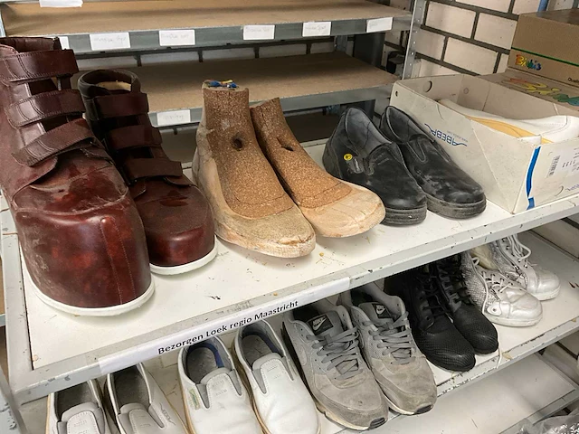 Partij (orthopedische) schoenen + stellage - afbeelding 4 van  7