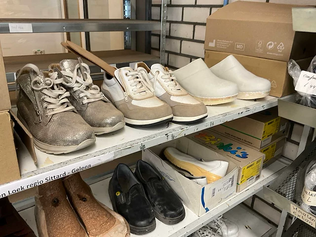 Partij (orthopedische) schoenen + stellage - afbeelding 5 van  7