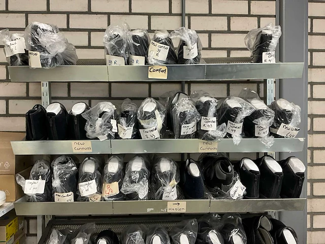 Partij (orthopedische) schoenen + stellage - afbeelding 6 van  7