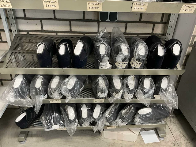 Partij (orthopedische) schoenen + stellage - afbeelding 7 van  7