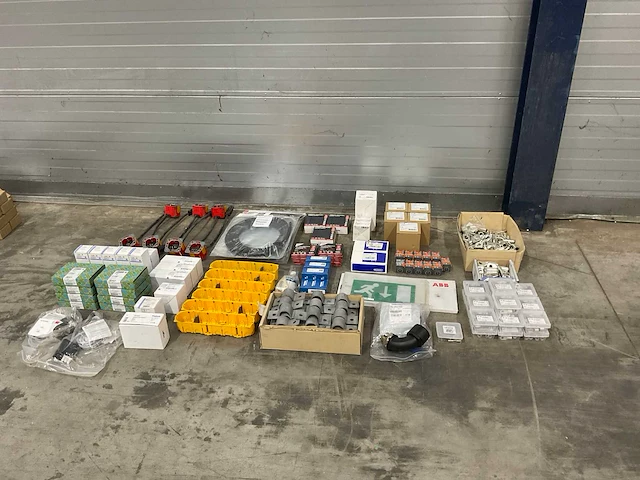 Partij overig elektra toebehoren - afbeelding 1 van  26