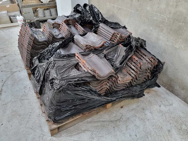 Partij ovh dakpannen ca. 450 stuks - afbeelding 1 van  3