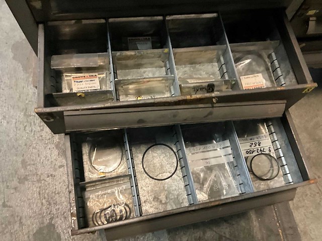 Partij pakkingen & o-ringen in magazijnkast - afbeelding 2 van  12