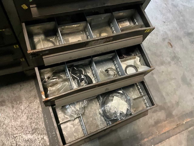 Partij pakkingen & o-ringen in magazijnkast - afbeelding 3 van  12