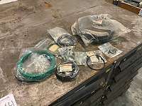 Partij pakkingen & o-ringen in magazijnkast - afbeelding 1 van  12