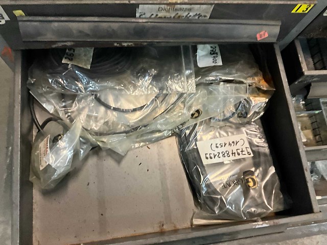 Partij pakkingen & o-ringen in magazijnkast - afbeelding 8 van  12