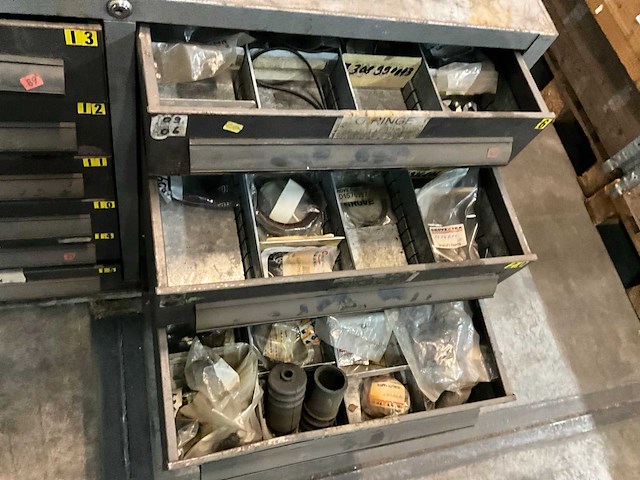Partij pakkingen & o-ringen in magazijnkast - afbeelding 10 van  12