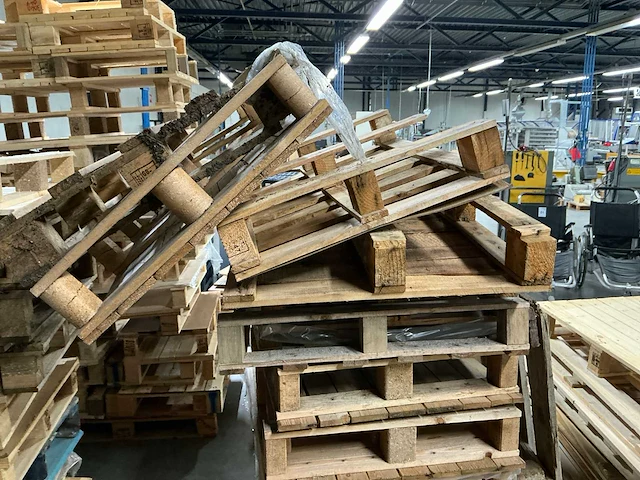 Partij pallets (hout en kunststof) - afbeelding 6 van  19