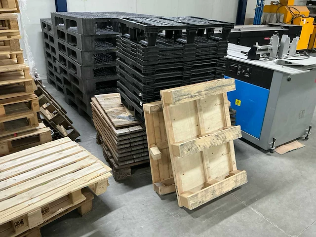 Partij pallets (hout en kunststof) - afbeelding 10 van  19