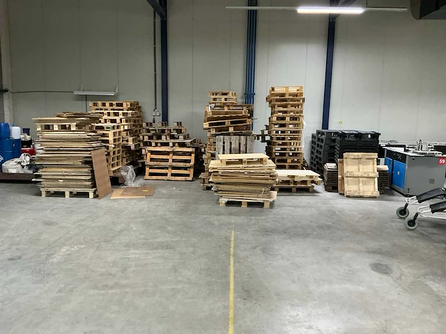 Partij pallets (hout en kunststof) - afbeelding 1 van  19